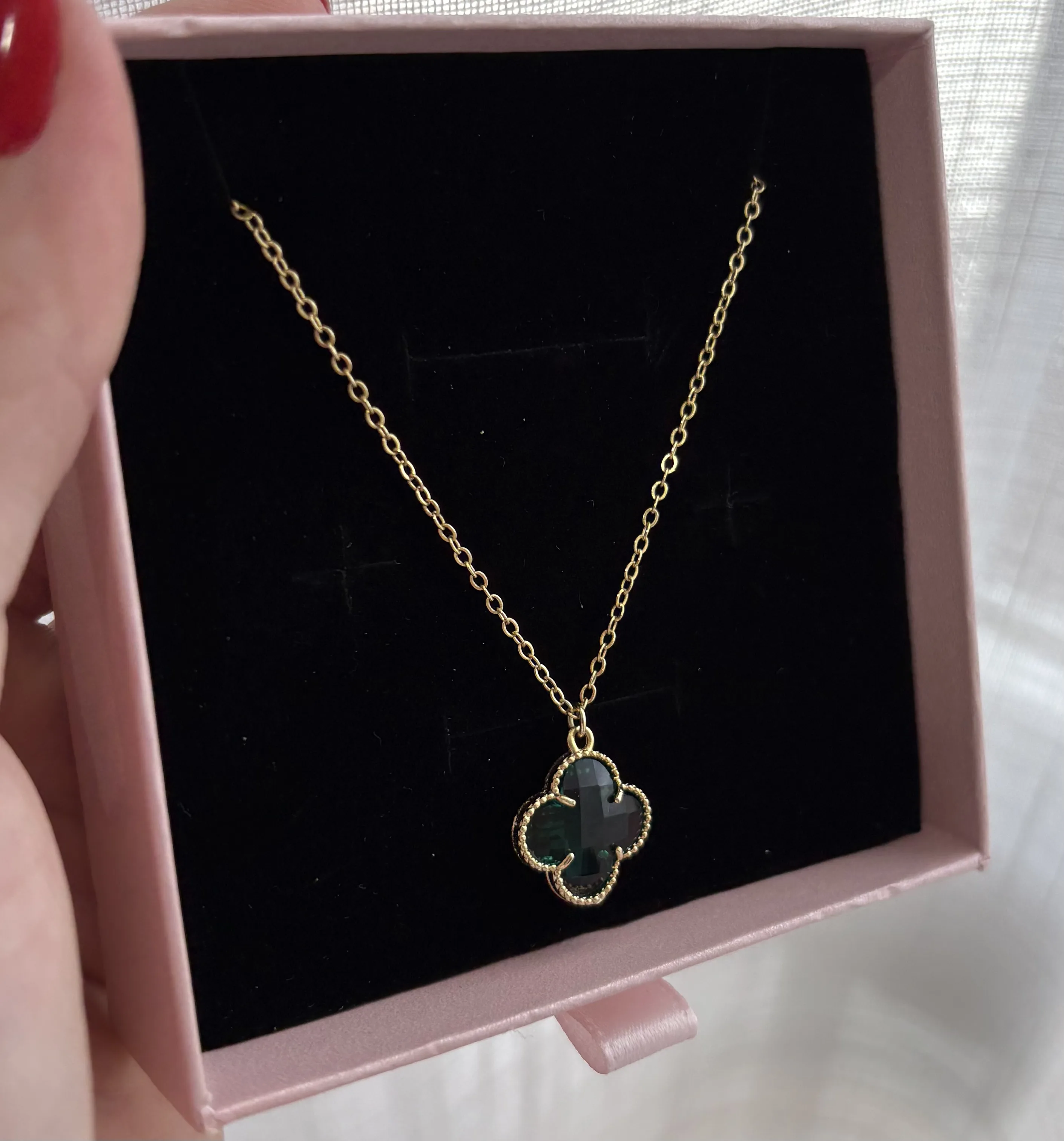 colar dourado trevo verde inspiração Virgínia