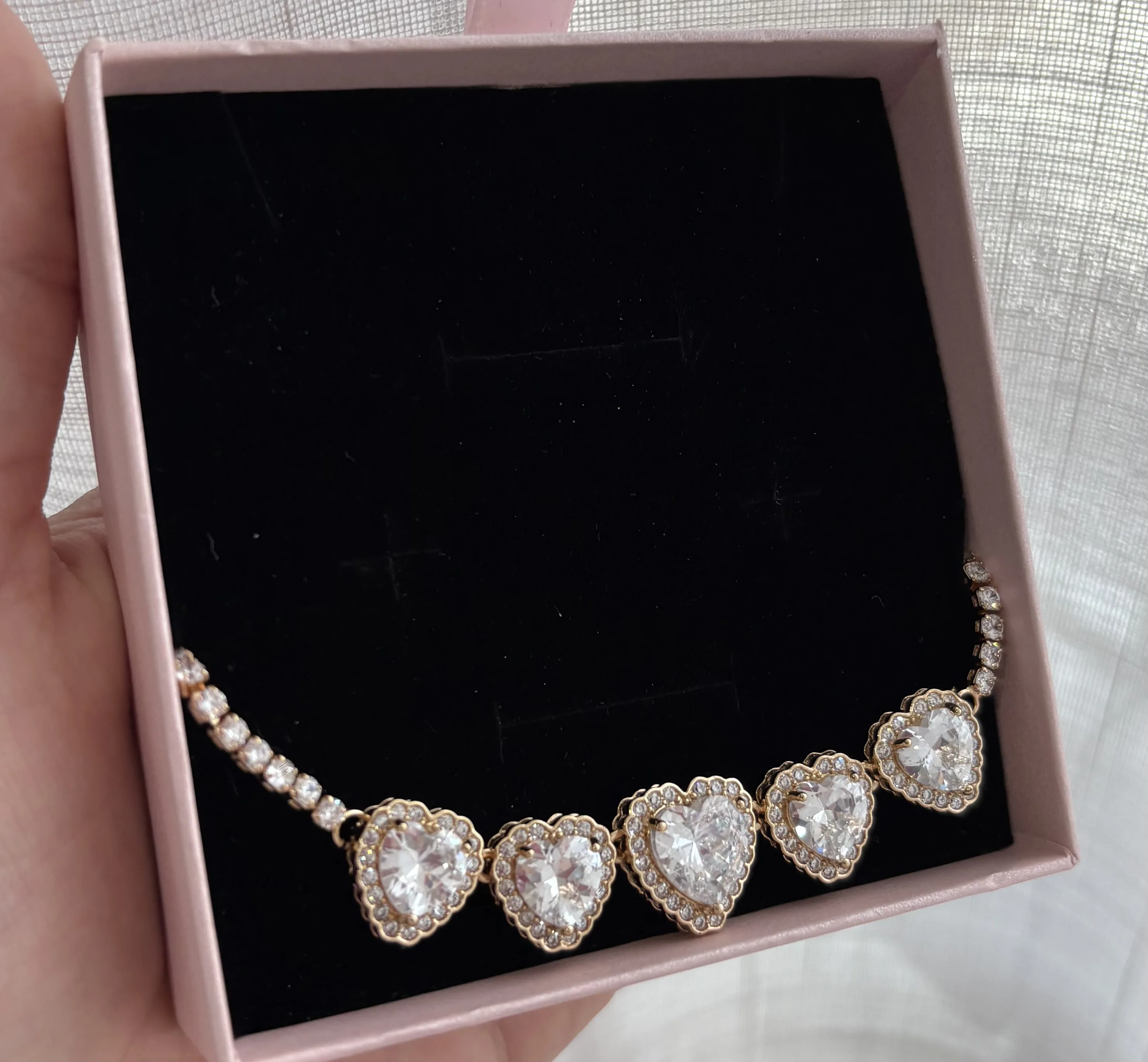 pulseira dourada HIPER cravejada com zircônias.