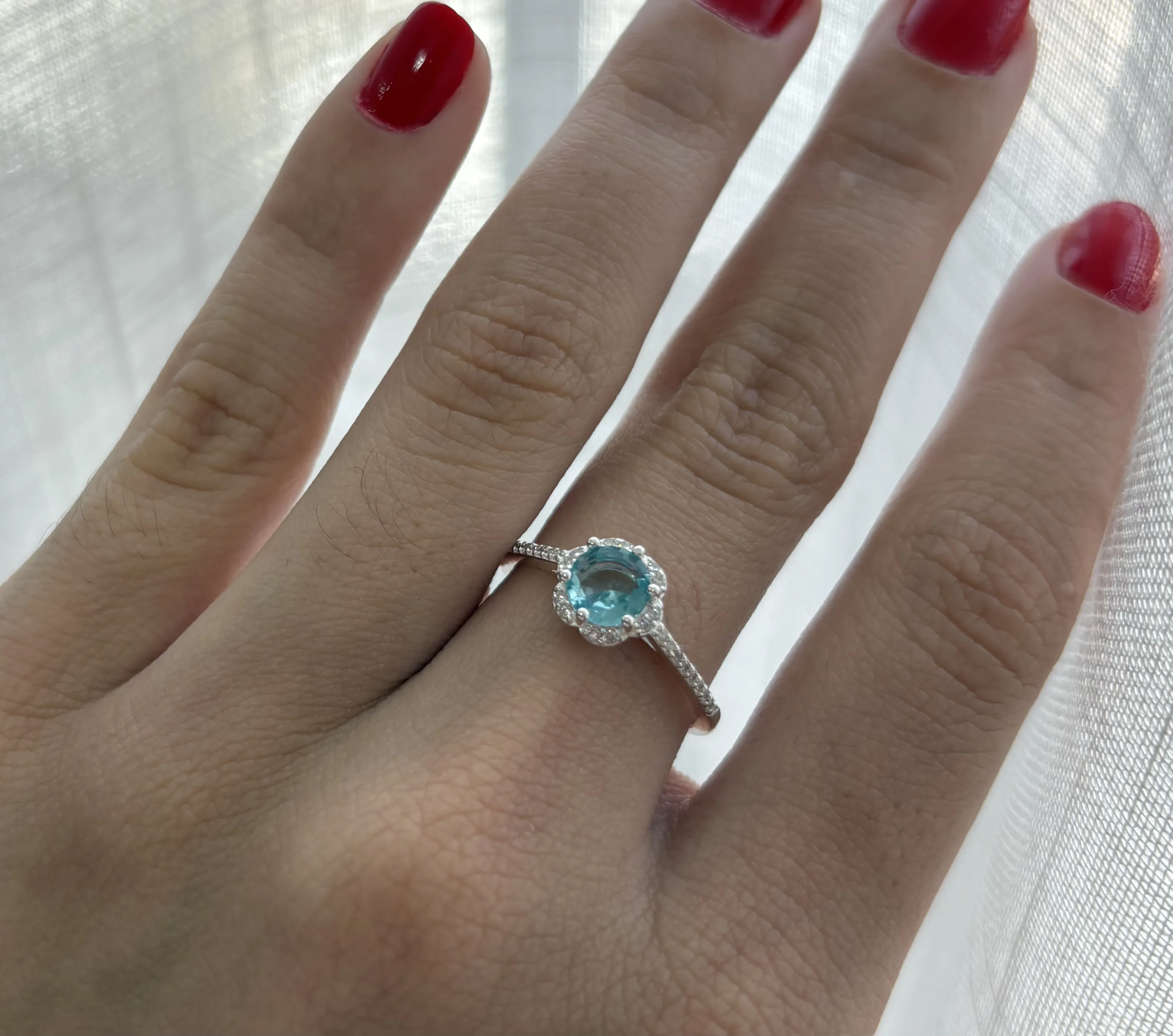 anel zirconia azul com aro cravejado